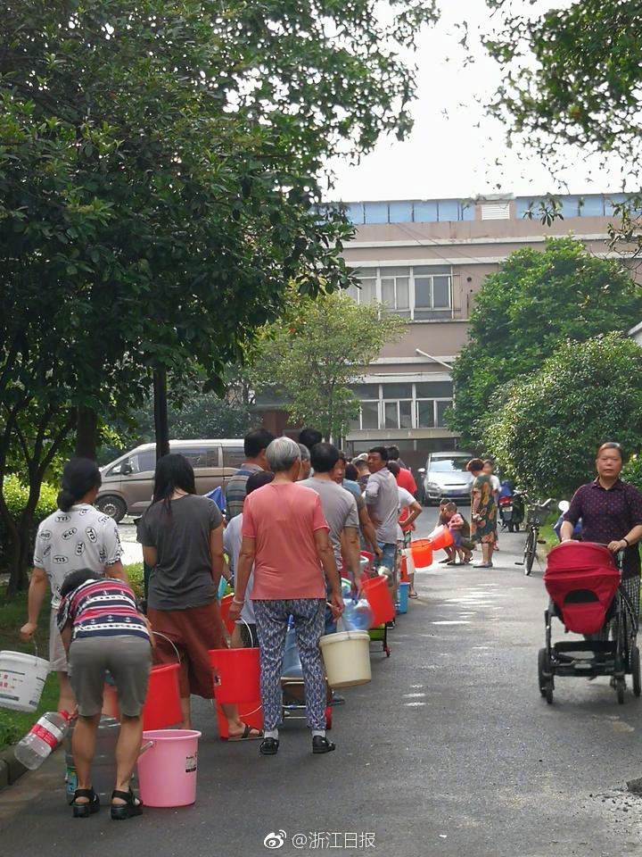 深圳機(jī)場(chǎng)全力備戰(zhàn)春運(yùn) 志愿服務(wù)伴你“無(wú)憂出行”
