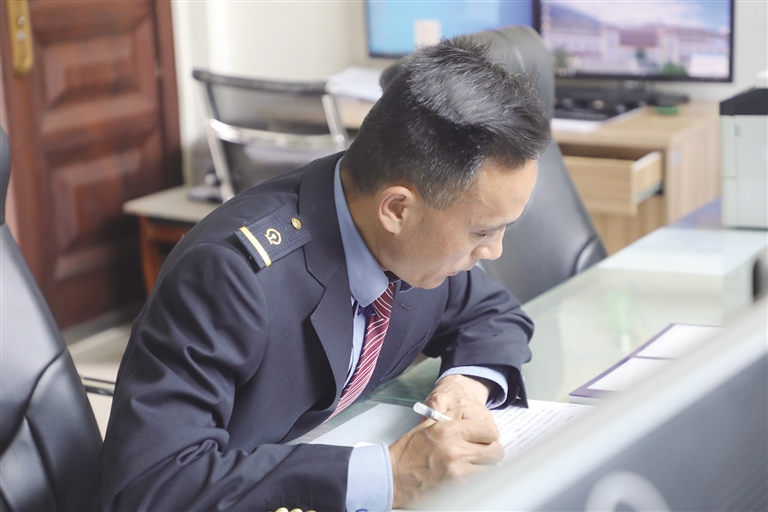 俄羅斯兩艘遇險油輪船員營救工作結(jié)束